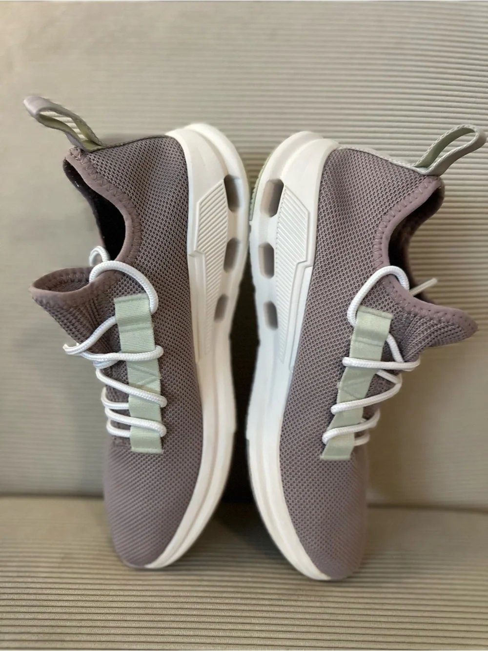 On Running Women’s Cloudeasy in the 'Heron Aloe' - size 9